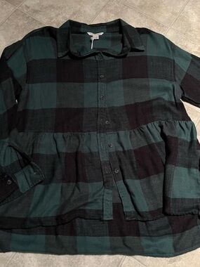 American Eagle Outfitters Green and Black Plaid Button-Down Top